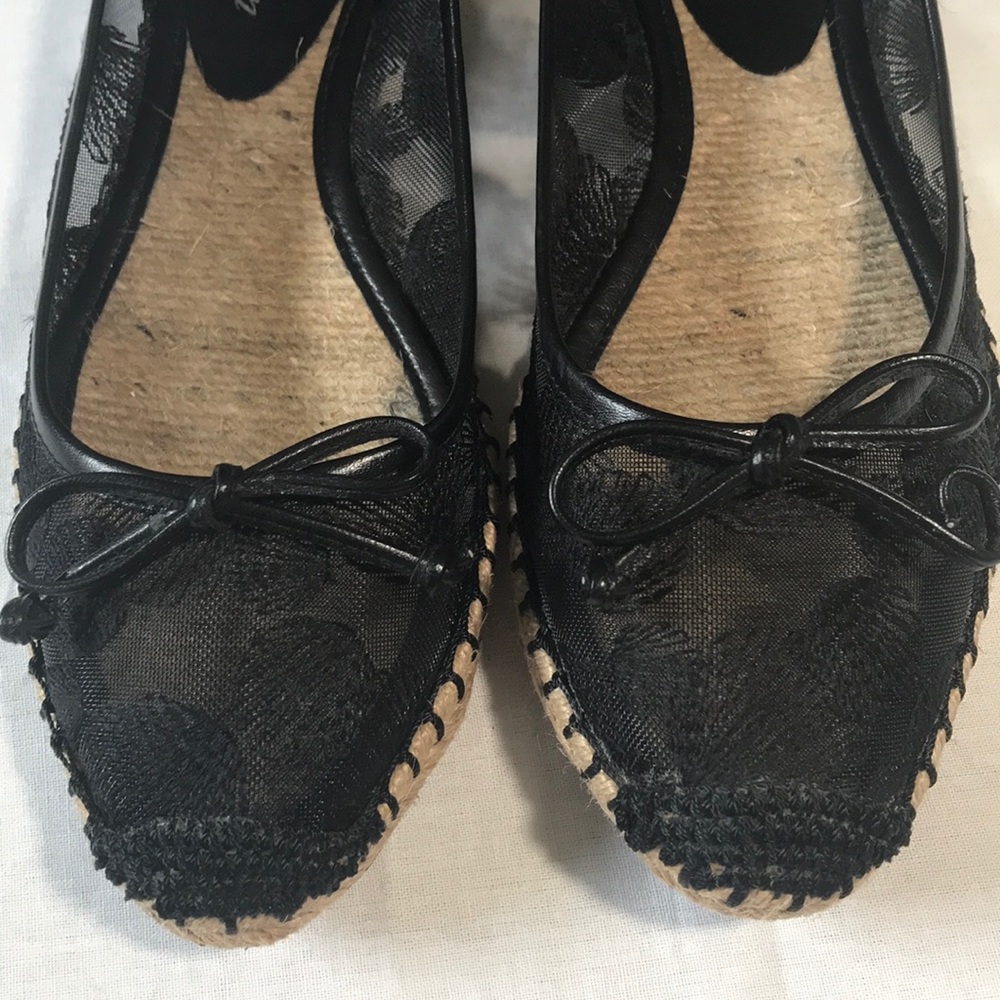 Delman black flats shoes with floral embroidery - Picture 8 of 8